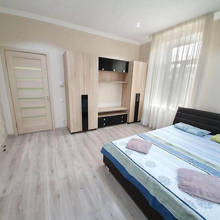 צ'יסינאו Tourist Home At Stefan Cel Mare With 2 Rooms מראה חיצוני תמונה