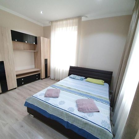 צ'יסינאו Tourist Home At Stefan Cel Mare With 2 Rooms מראה חיצוני תמונה